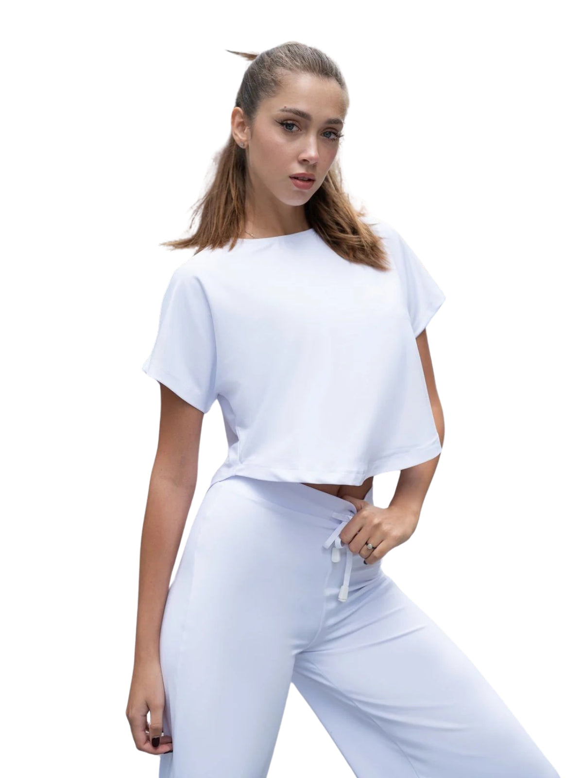 Lisminas 096 Yoga T-Shirt in Weiss, selbstbewusst getragen während einer Yoga-Sitzung vor weißem Hintergrund.